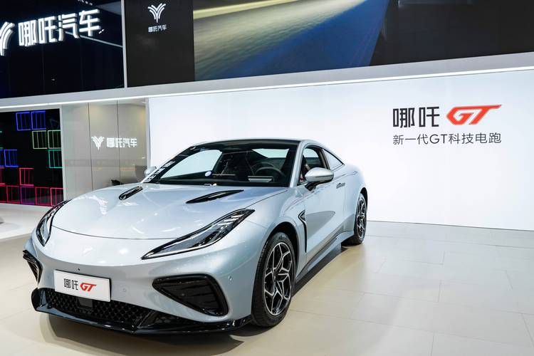 惠州177哪吒汽车在智能汽车领域的表现，领途汽车在新能源汽车市场中的影响力